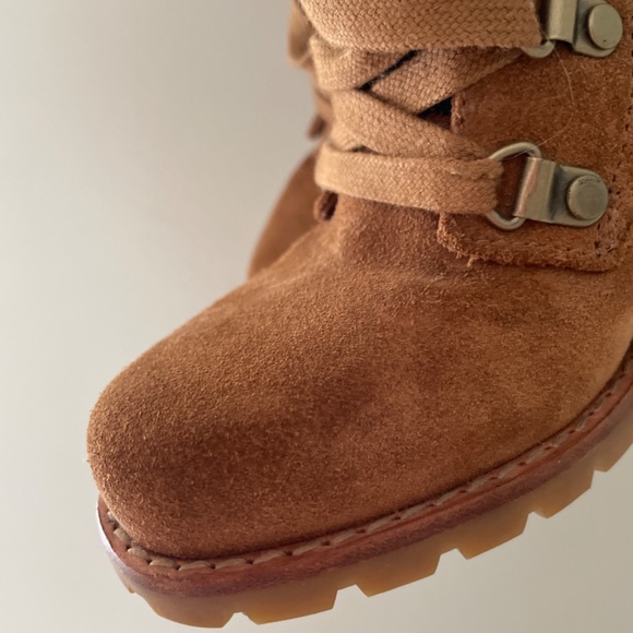 UGG’s Tan Lace Up Combat Booties 5 1/2 - Picture 4 of 5
